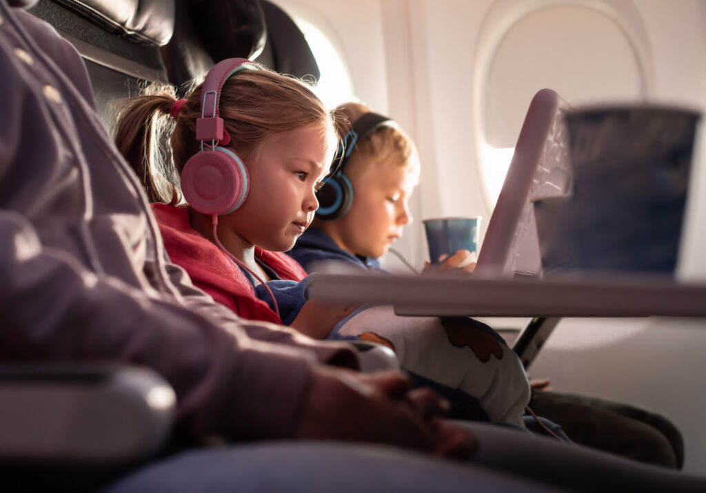2663945-kids-using-tablets-plane